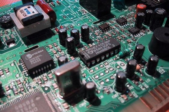 電子回路板にマイクロチップとICを配置するための高速ビジョンSMT機械